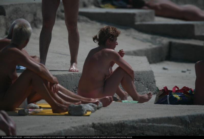 Nudist Rocky Family Angle gallery - Naturism implies a life free of unnecessary problems