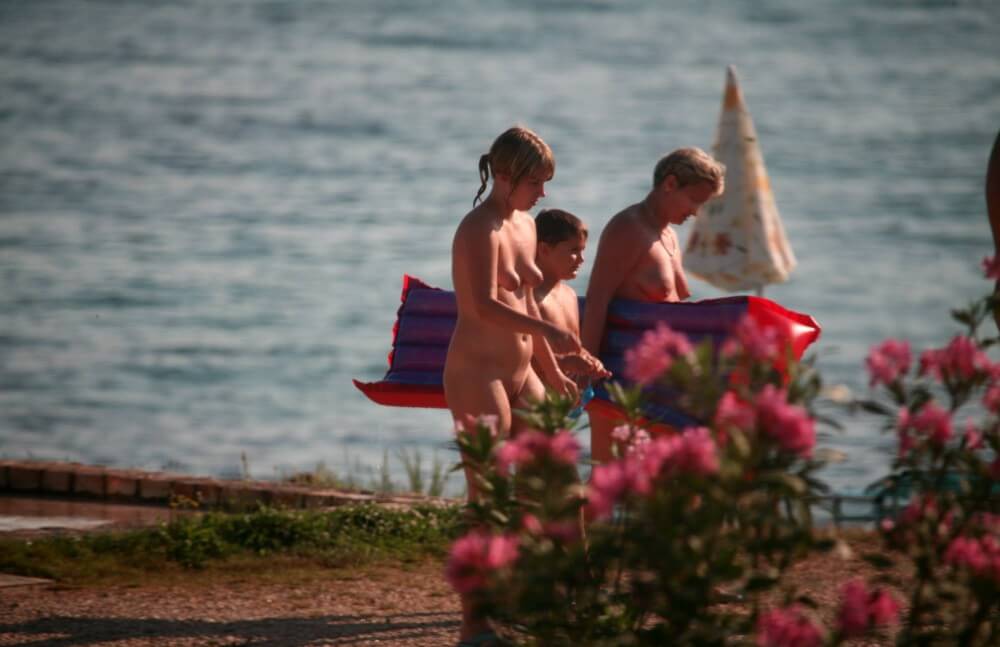 Dusk Til Dawn Showering phoros - The idea of being naked is good