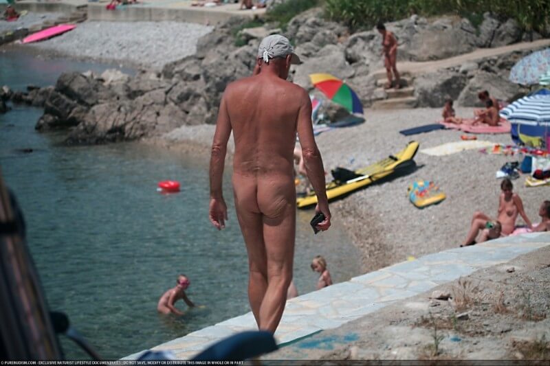 Nudist Shore Walking pics - Simplicity and naturalness are important principles of nudism and naturism