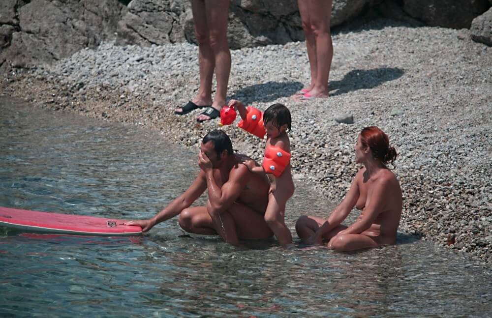 Beach Nudist Family Shore Camp pics - Watching naked nudists