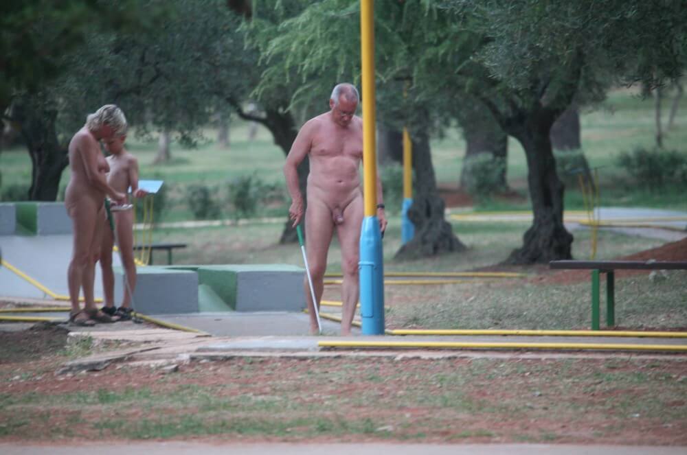 Mini-Golf Nude Participants pics - Its one thing to see nudists, but another to be a nudist yourself