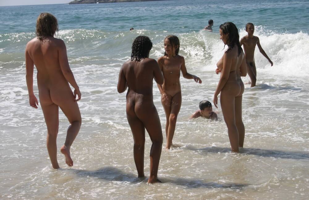 Brazils Water Refreshing pics - Nudist festivals are beautiful