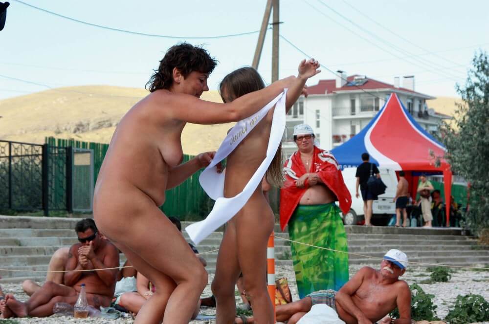 Presenting Mini Awards photos - A life free of unnecessary worries is a hallmark of naturism