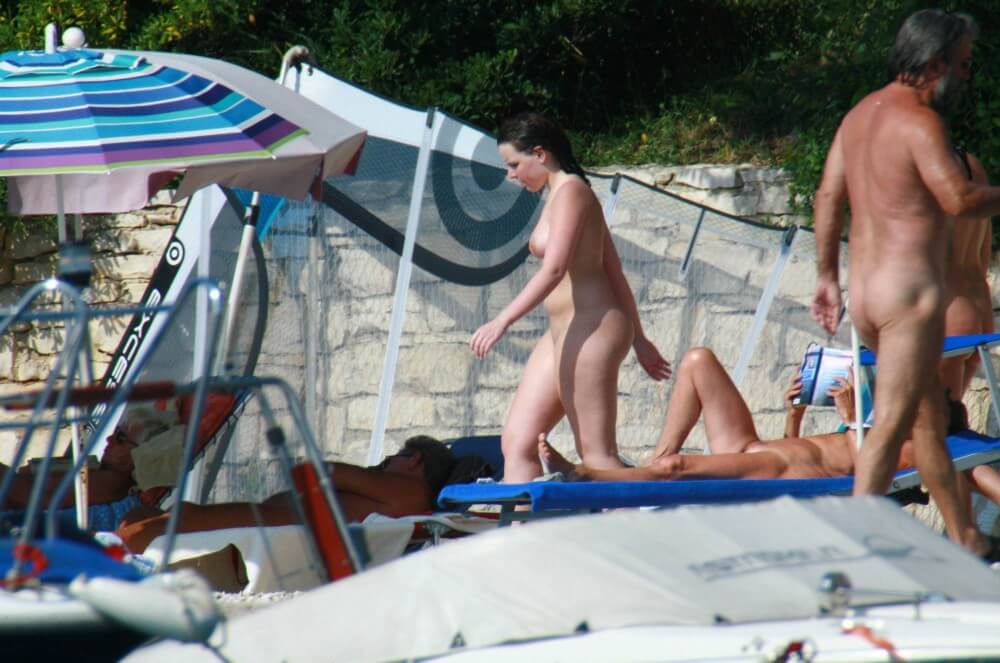 Girl Daytime Bath - The community of naturist movement supporters