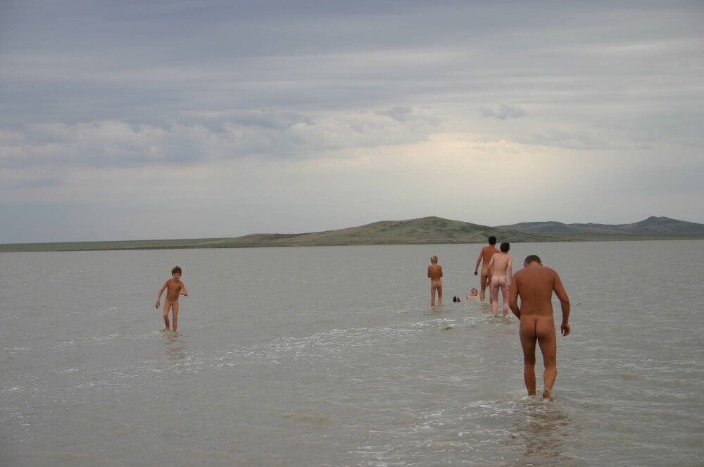 Black-Sea Body Mud Shots pics - Naturist practices help us understand that the body is part of nature and its beauty
