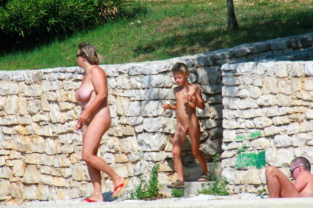 Ula FKK Wall-Side Families pics - Nudism and naturism as a philosophy of life are deeply rooted in respect