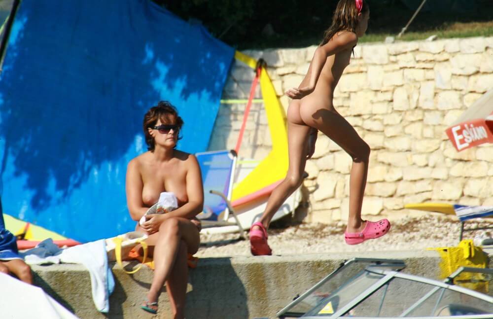 Bright Day Sun Tanning pics - Being oneself is the foundation of nudism
