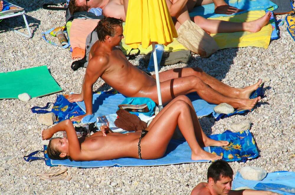 Ula FKK Bikini Couples Day pics - It values honesty and sincerity in trusting the nudists around you