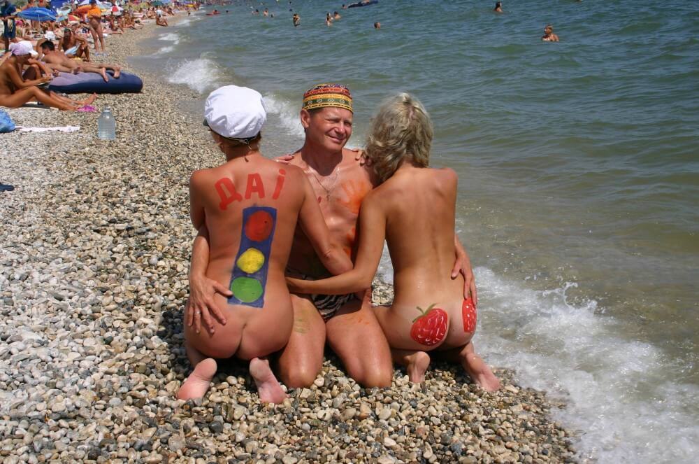 Bold Outdoor Nude Poses pics - In naturism, sincerity and openness toward others are valued