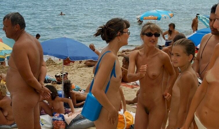 Documentary video naturism 1999 - Such nudist practices help break down prejudices