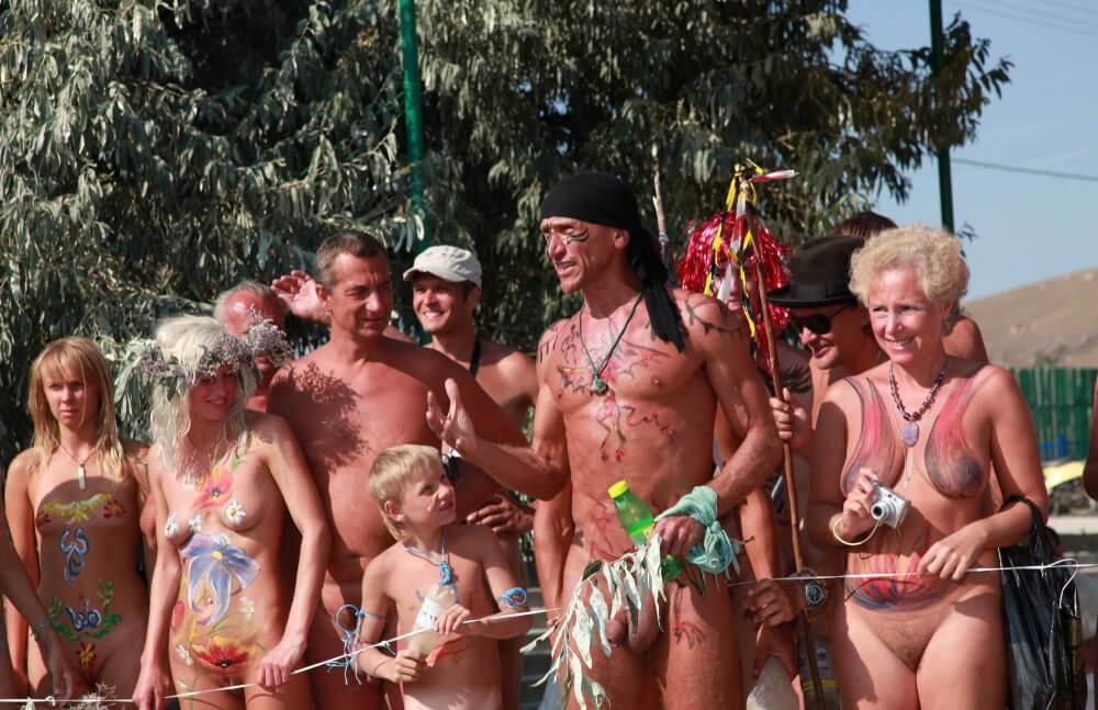 Naturist Day From Behind pics - Family naturism in European countries