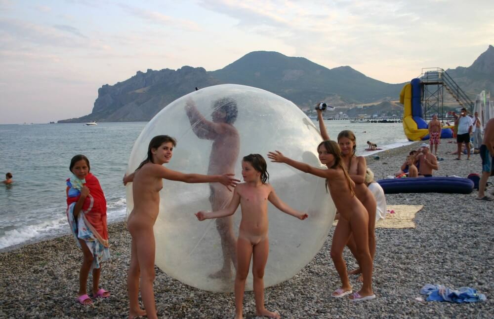 Pics Walk on the Beach Balloon - We have nothing against nudism per se