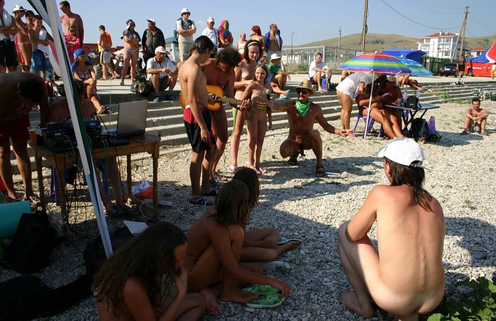 Nude Party By The Steps pics - Nudism helps people accept themselves