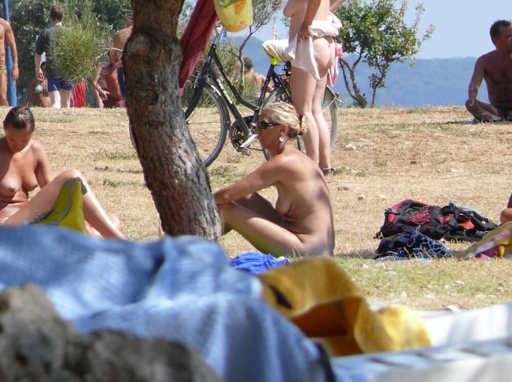 Ula FKK Shore Perspective pics - Nudism supports freedom of self-expression and individuality