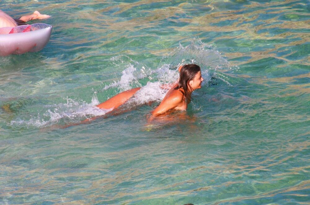 Ula FKK Teen Shore Run pics - Nudity helps one feel a sense of freedom and liberation