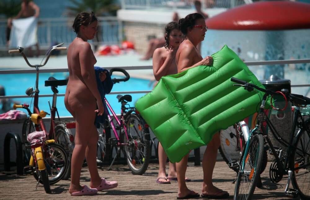 Outdoor Pool Sideliners pics - A life free of unnecessary worries is a hallmark of naturism