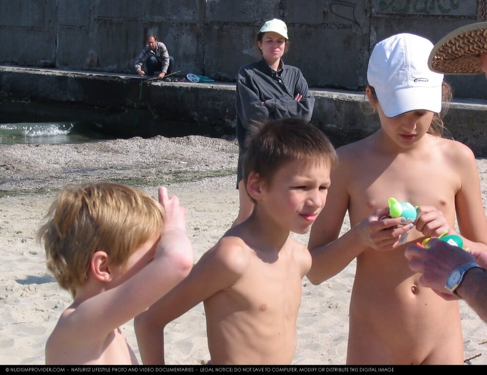 Premium Content # 28 - Nudists relax beautifully—a sight to behold