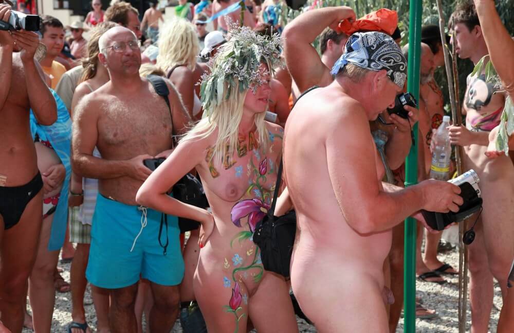 Neptune Painting Couple pics - Naturists believe in themselves and their potential
